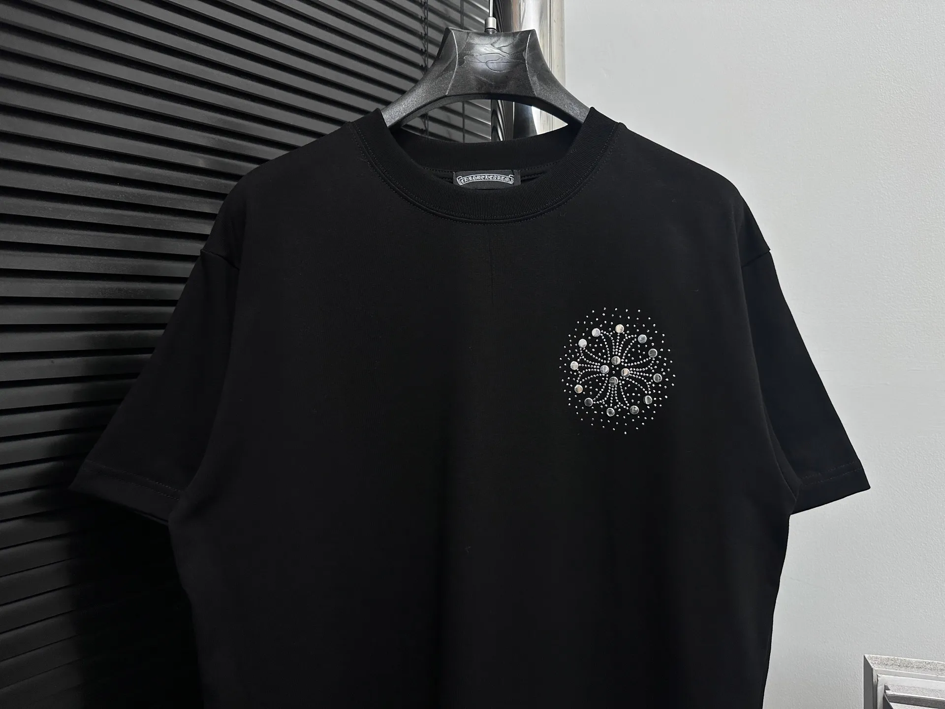 🅿️190 [ChromeHearts] ChromeHearts 25ss round neck T-shirt Original fabric Official same style Short-sleeved T-shirt Customized 260g same vat dyed fabric Very comfortable to the touch Latest brick cabinet synchronization for spring and summer Fashionable and personalized Super versatile and good-looking Very suitable for both men and women A must-have item Tag Collar label Washed wheat Complete with three standards Color: Black White Size: XS-L
